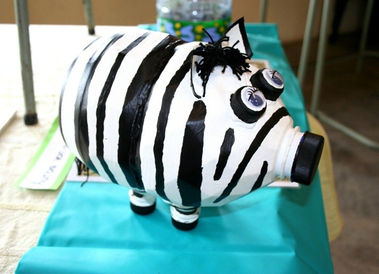 pruhy pokladničky z plastovej fľaše zebra