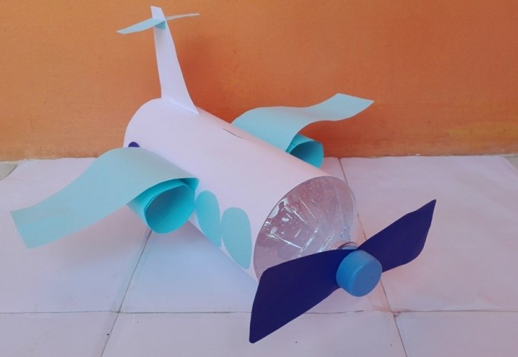 pokladnička-drotár-sám-lietadlo-plastová fľaša