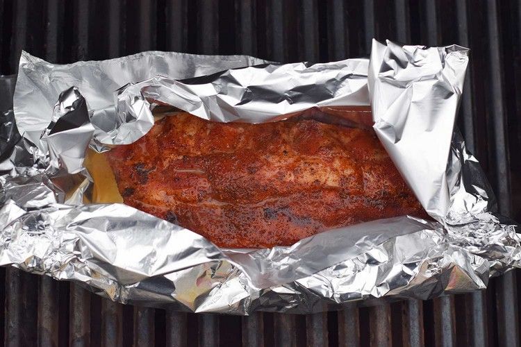 Grilujte rebrá s marinádou v hliníkovej fólii