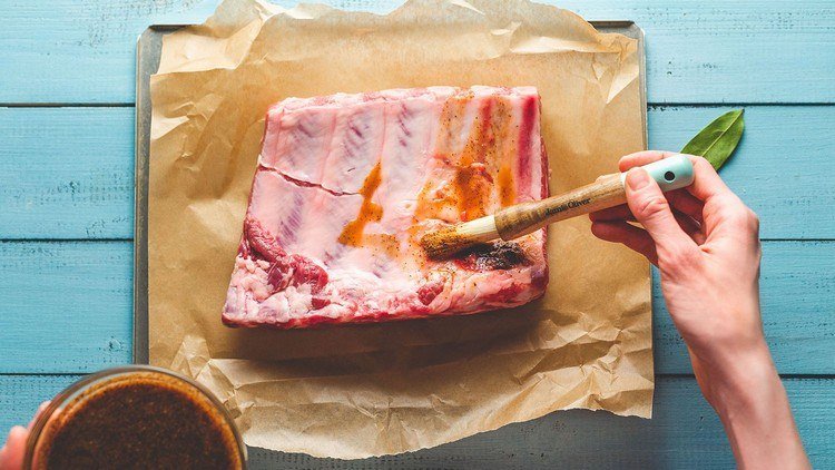 Náhradné rebrá ako marinádu potrite tekutou marinádou