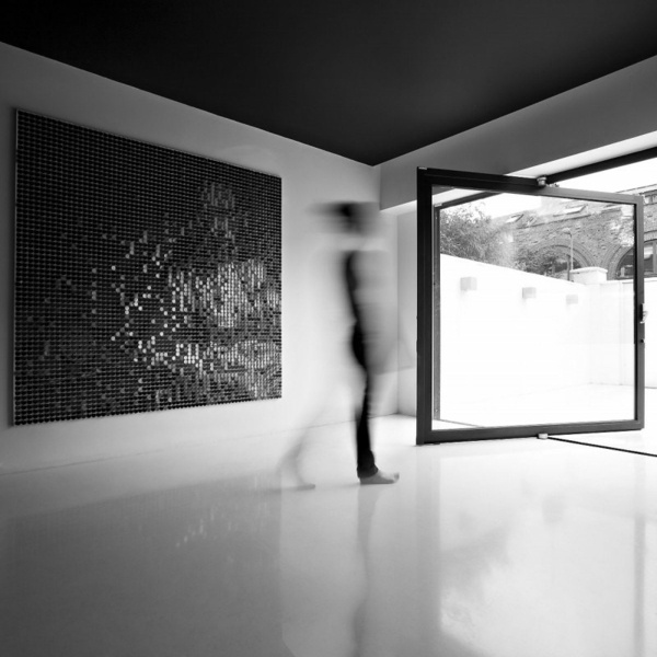 Elegantný interiér s bielou podlahou