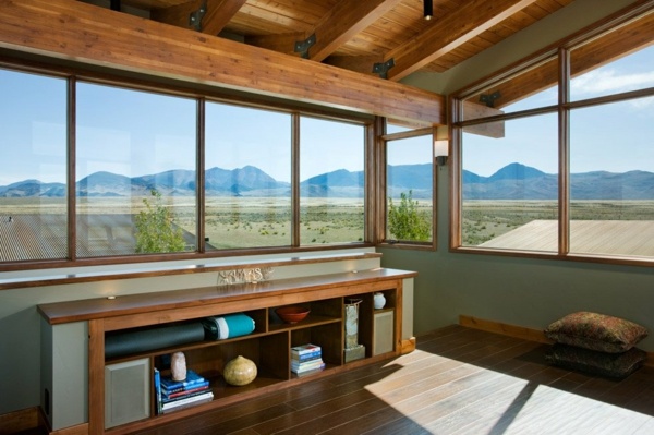 Pohľad cez okná na hory