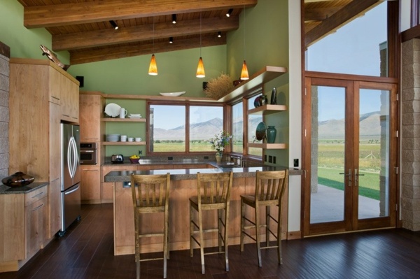 tmavá drevená podlaha a drevená vidiecka kuchyňa