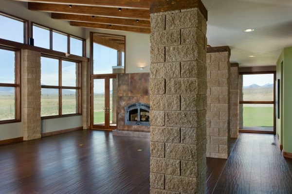 viditeľné drevené krokvy