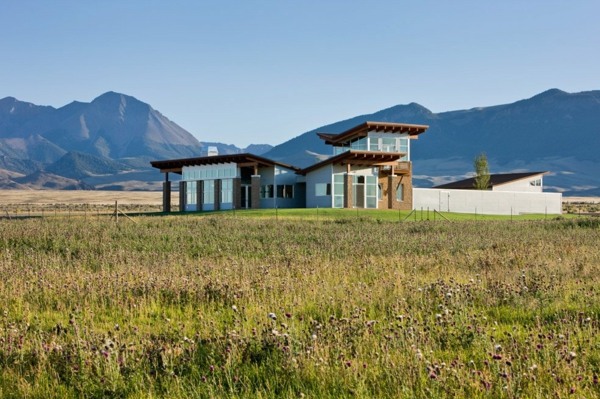 Dom s pultovou strechou a veľkým preskleným čelom