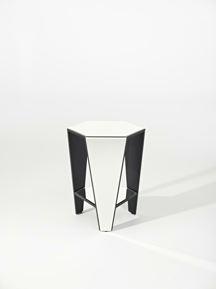 Tento dizajn so zrkadlom je originálnym odkladacím stolíkom dizajn zrkadla odkladací stolík čierny mdf deknudt zrkadlá