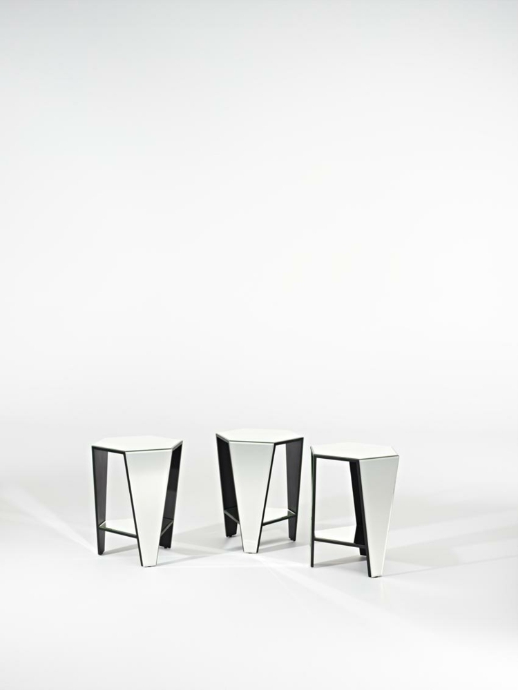 Nohy zrkadlového stola majú klinový tvar zrkadlový dizajn nápad na zariadenie spálne interiér nočného stolíka