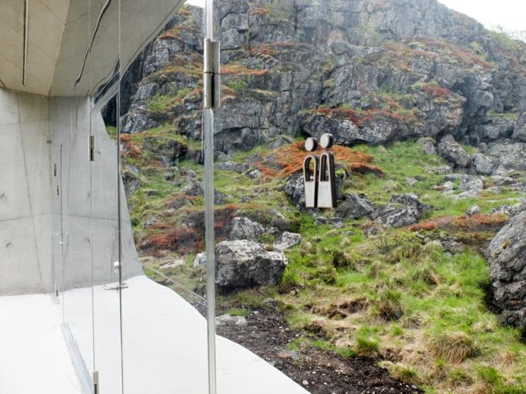 servisná budova skalný útvar zrkadlové sklo a betón vonkajšia bohoslužba