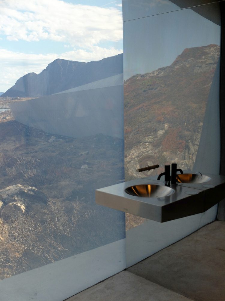 servisná budova, zrkadlo, sklo a betón, oceľový drez, minimalistický dizajn