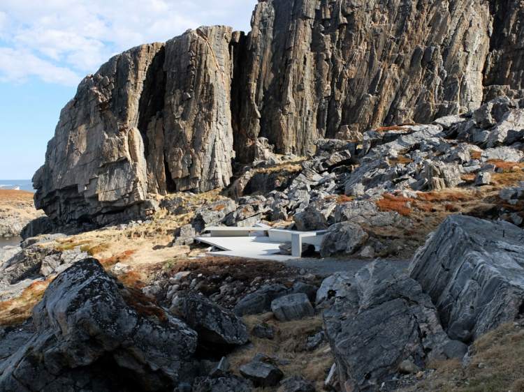 tichá oblasť lavičky betónové skaly výhľad na prírodu