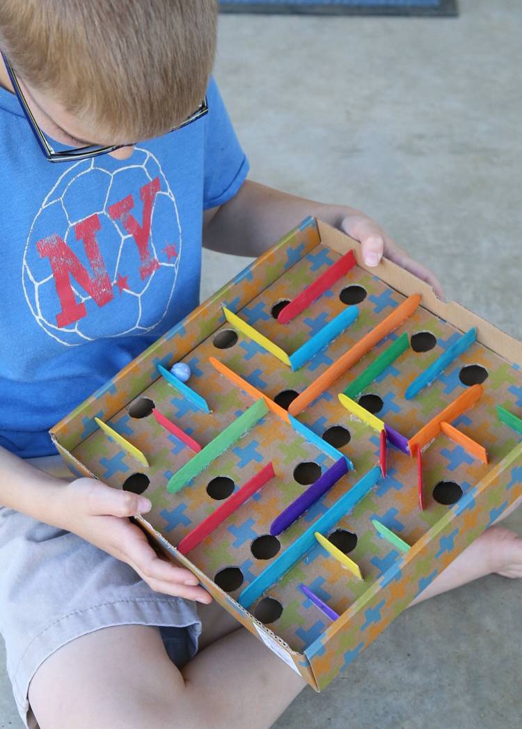 hry-urob si sám loptu-bludisko-dieťa-chlapec-zručnosť-hra