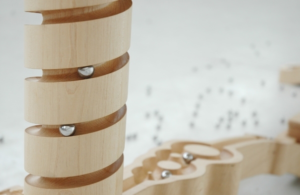 Hravý drevený jedálenský stôl vyrezávaný z mramoru Hravý drevený jedálenský stôl vyrezávaný z mramoru