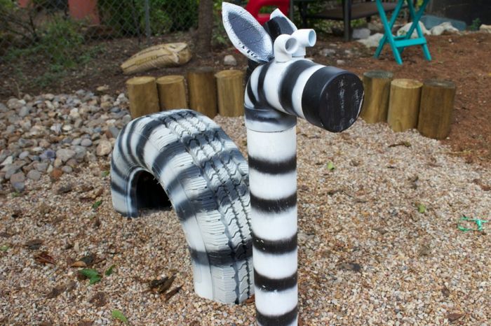 Pieskovisko so skákajúcimi zvieratami - zebra vyrobená zo starých pneumatík auta Hrajte vybavenie záhradné pieskovisko, urobte zo skákajúcich zvierat zebru sami