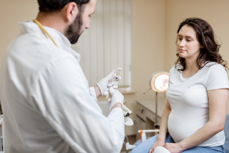 tehotná žena u lekára s vakcínou proti chorobám