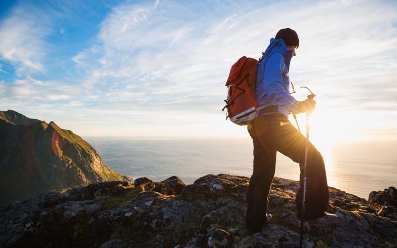 Softshellová bunda je ideálnym športovým oblečením pre turistov Športové oblečenie pre pánske jarno-softshellové bundy a športové nohavice