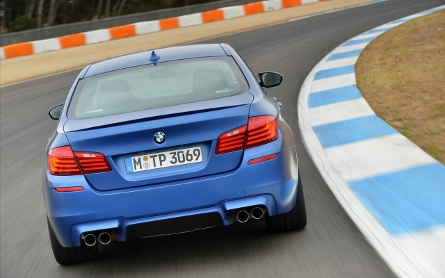 Zadná časť nového modelu M5-2014 zadná modrá