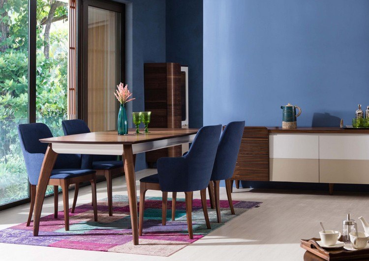 Moderná jedáleň drevené stoličky-modrý-čalúnenie-patchwork koberec
