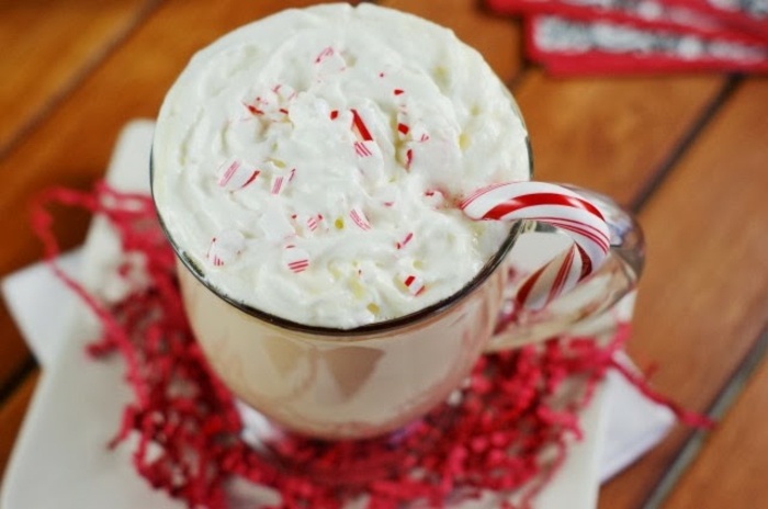 Vaječný alebo flip s bielou čokoládou Biela čokoláda na pitie s mätou