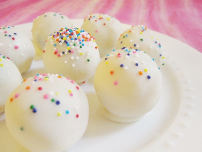 Sladkosti na vianočné biele hľuzovky s čokoládou Hľuzovka s cestom a bielou polevou