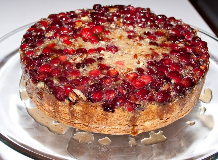 škoricový koláč z červených bobúľ Škoricový koláč s bobuľami a konzervujúcim cukrom