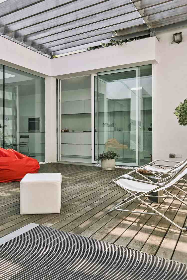 Oceľ ako strešná krytina zo stavebného materiálu pre nápady na terasy