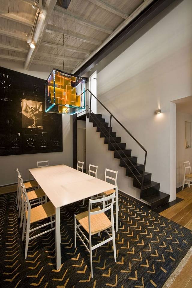 jedáleň koberec cik cak vzor sklenená stropná lampa hranatý biely nábytok jedáleň koberec cik cak vzor sklenený strop svetlo biely nábytok