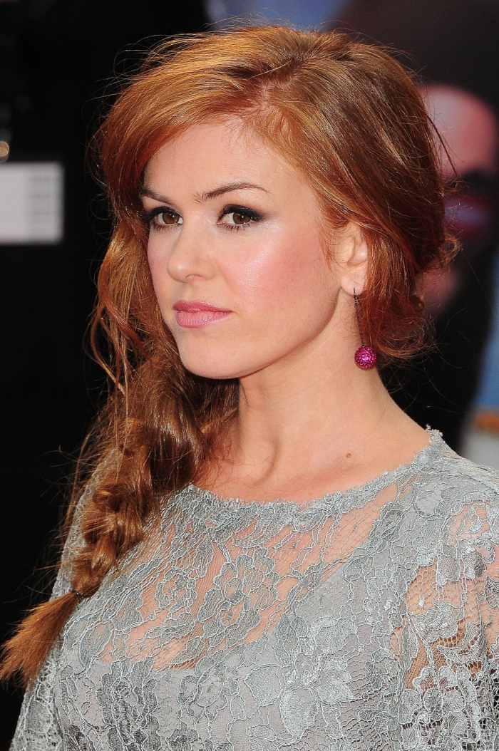 ryšavé vlasy príroda - Isla Fisher - účes s bočným vrkočom ryšavé vlasy-prírodný-bočný cop-účes-isla-rybár