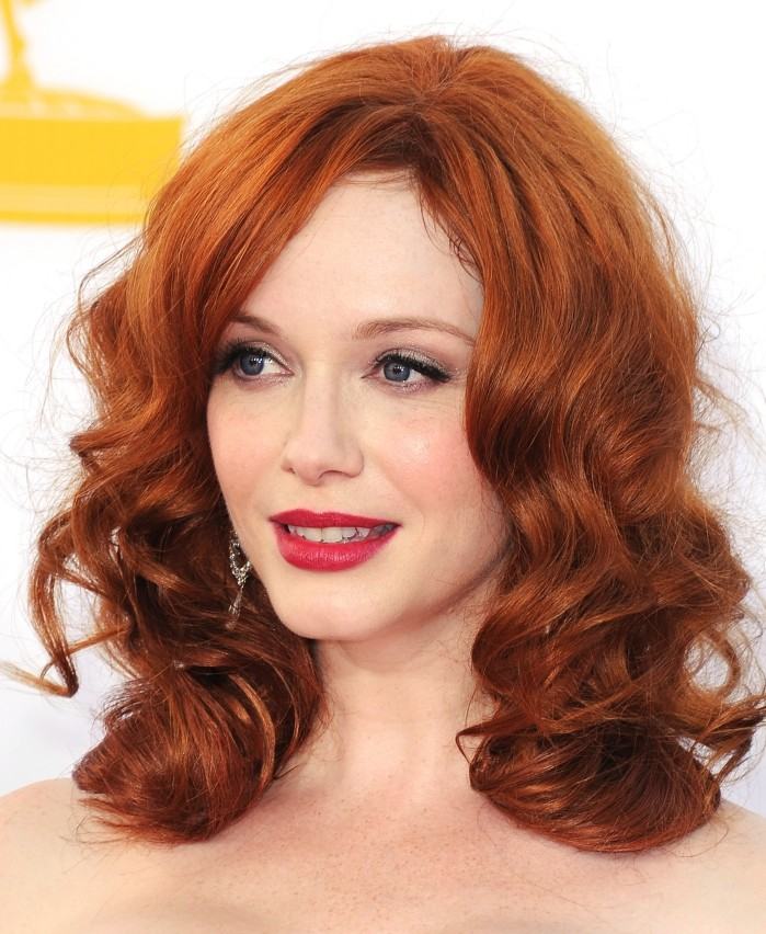 Vlasy po ramená, vlnité, medeno-červený odtieň hviezdy-ryšavé vlasy-po ramená-vlnité-Christina-Hendricks