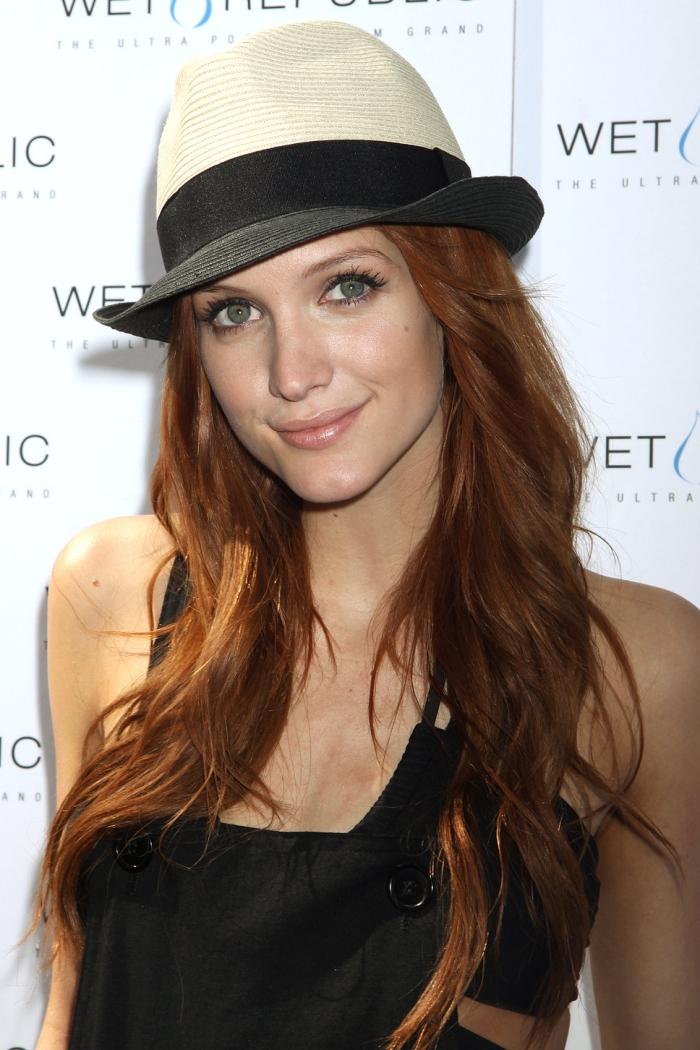 dlhé medené hnedé vlasy - Ashlee Simpson hviezdy-ryšavé vlasy-medené-hnedé-ashlee-simpsonové