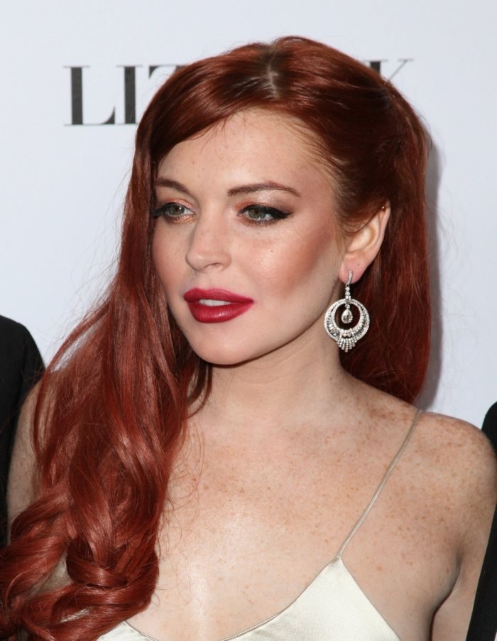 Lindsay Lohan Červené vlasy, dlhé vlnité retro účesy ryšavé vlasy-dlhé-vlnité-lindsay-lohan