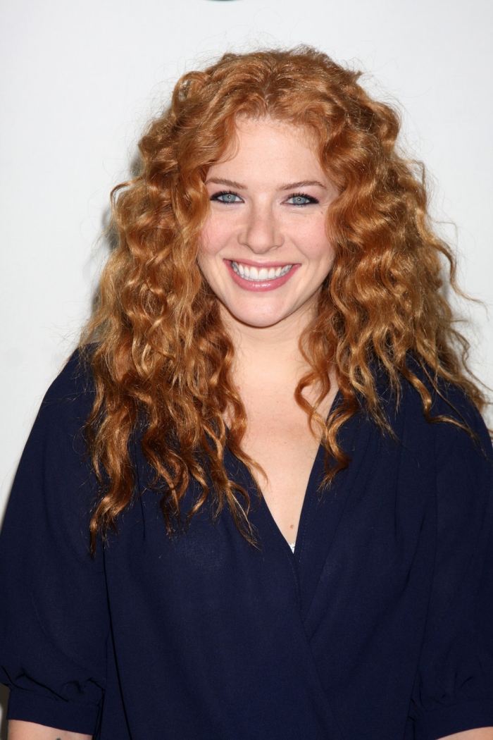 Červeno-blond vlasy dokonale ladia s modrými očami červeno-blond-vlasy-kučeravé-centrálne lúčenie-rachelle-lefevre
