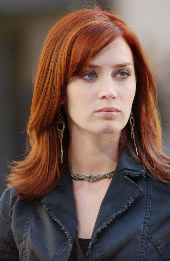 Medené ryšavé vlasy strednej dĺžky so šikmou ofinou Emily Blunt meď-červeno-vlasy-bočné lúčenie-účes-Emily-tupá