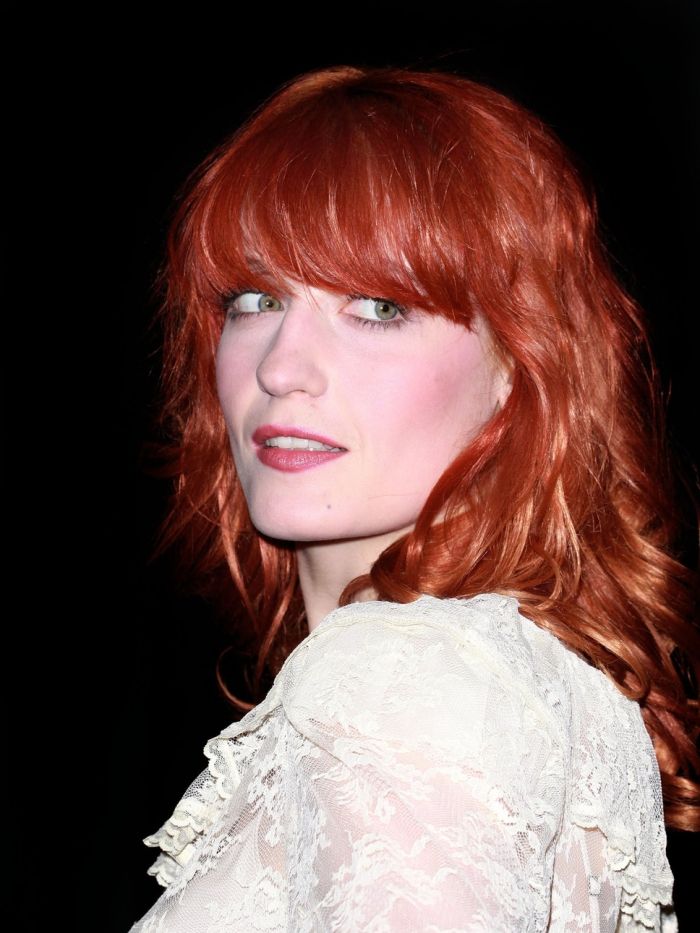 medené červené vlasy oranžový tón s rovnou ofinou medené-červené-vlasy-stredne dlhé-s-rovnými ofinami-florence-welch