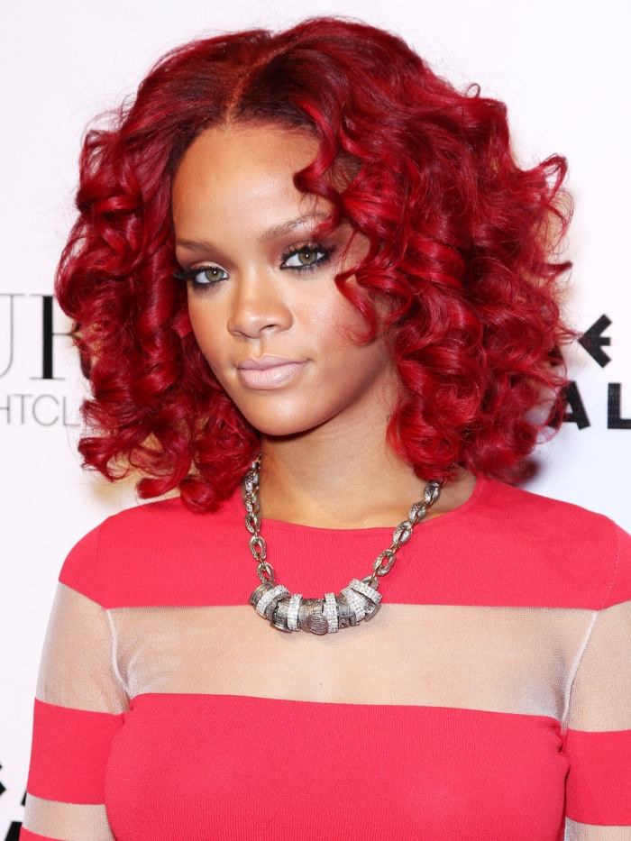 Čerešňovo červené vlasy s kučerami od RIhanny čerešňovo-červená-jaare-vlnitá-centrálna rozlúčka-rihanna