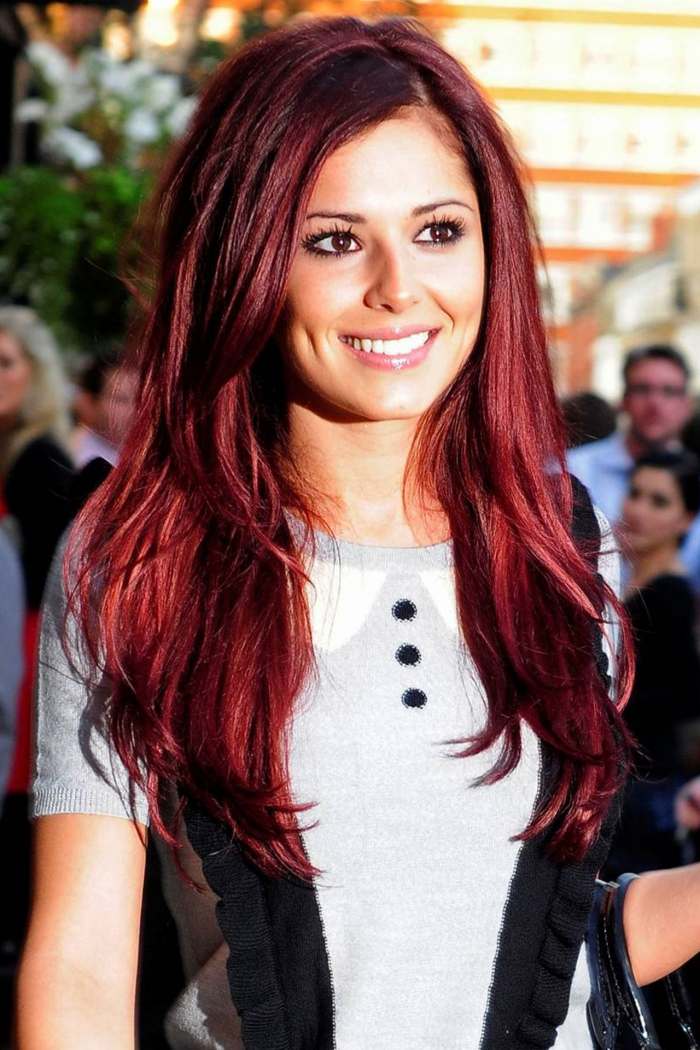 čerešňovo červené dlhé vlasy vrstvené od Cheryl Cole čerešňovo-červené-vlasy-bočné-lúčenie-účes-cheryl-cole