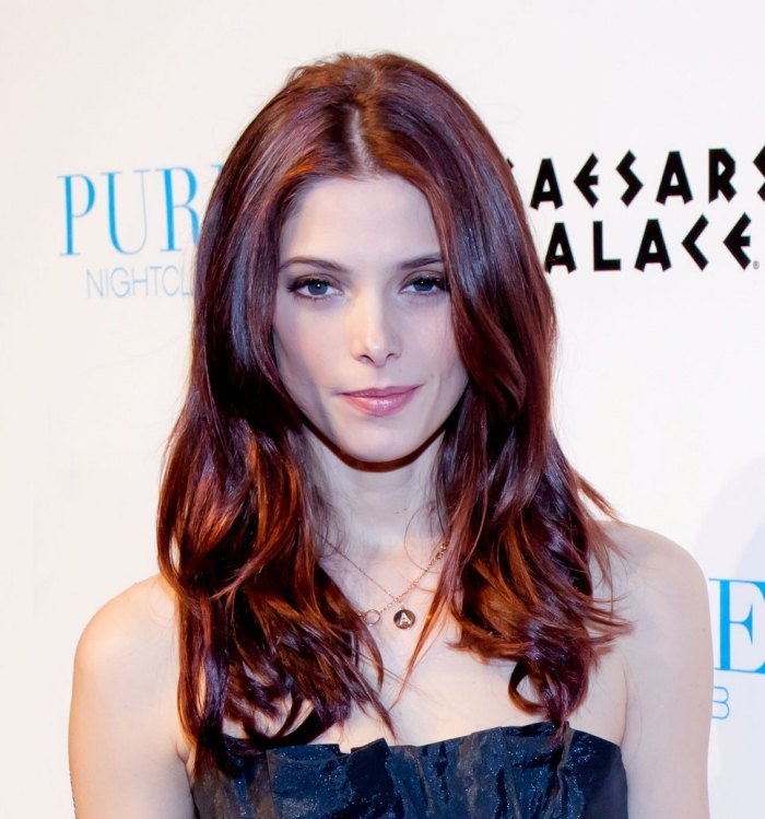 Vrstvené čerešňovo červené vlasy so stredovým predelom čerešňové vlasy-stredné lúčenie-ashley-greene