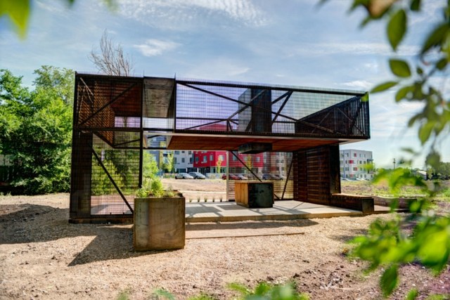 Učebňa bez stien z ocele a roštu