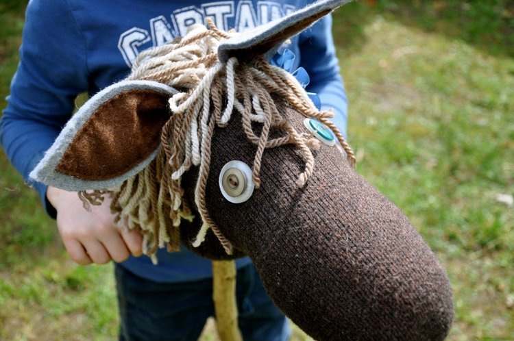 Drotár koníček -sielen-návod-vlnené ponožky-konská hriva-priadza-gombíky