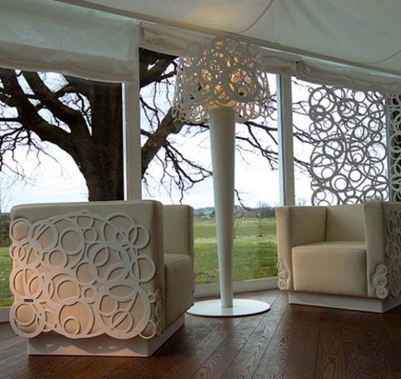 Klasické stojacie svietidlo-biele kreslo Klasická stolová lampa v bielom prevedení