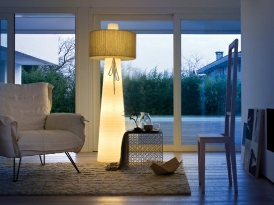 veľká stojanová lampa do obývačky-biele kreslo veľká stojaca lampa do obývačky