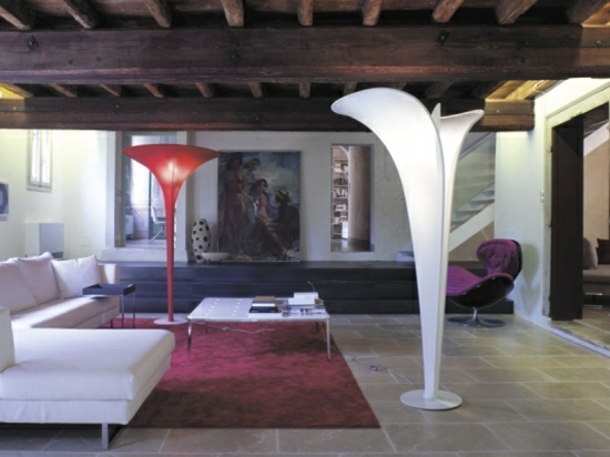 Stojacia lampa plastová biela červená rohová sedačka do obývačky Stojacia lampa plastová biela červená