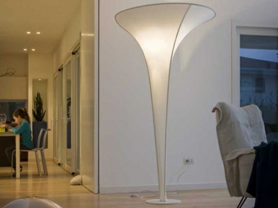 biela stojacia lampa chodba osvetlenie chodba biela stojacia lampa osvetlenie chodby