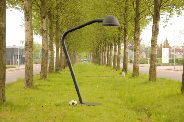 moderná stojanová lampa-priemyselný dizajn