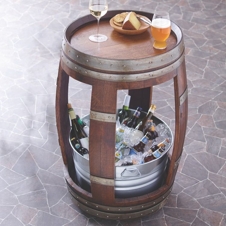 drevený sud-mraznička-fľaše-stojace-stôl-záhrada