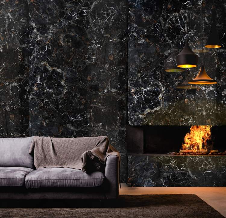 čierne skamenené drevo ako obklad steny v modernom interiéri so sedačkou a krbom