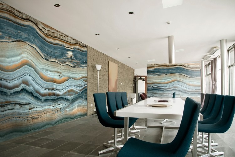 farebné akcenty farieb na kamenných stenách v kombinácii s modrými stoličkami v obývačke