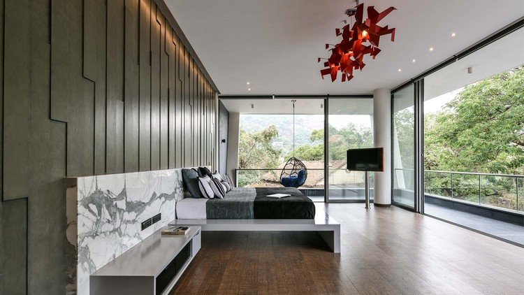 priestranná obývačka so zeleným kamenným obložením z panelov a mramorovou zadnou stenou