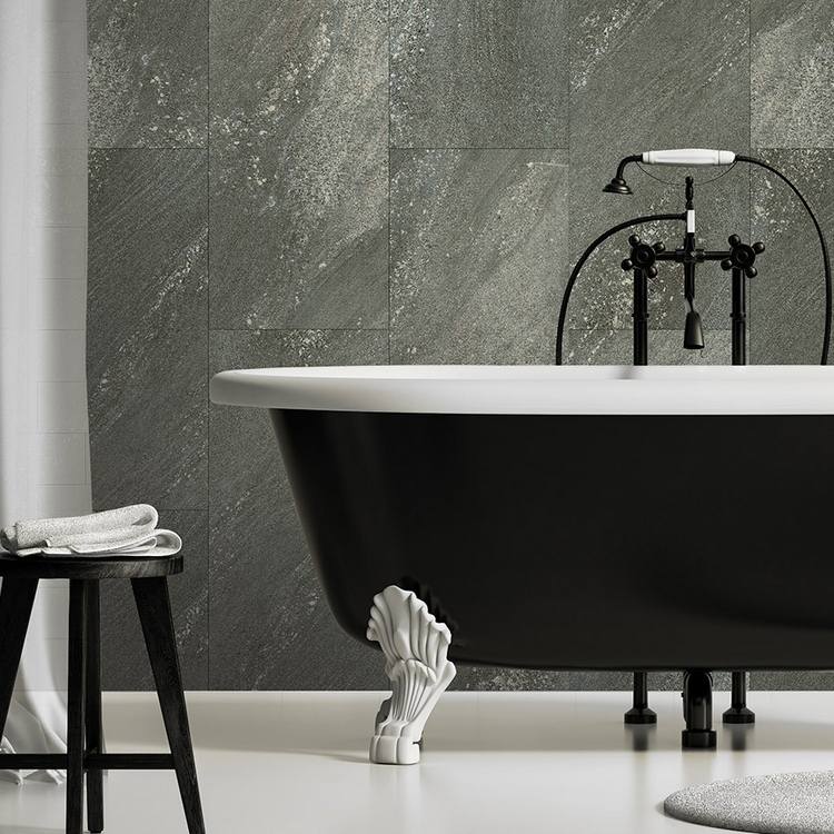 tmavý kamenný obklad steny pre kúpeľňový dizajn s kamennými doskami