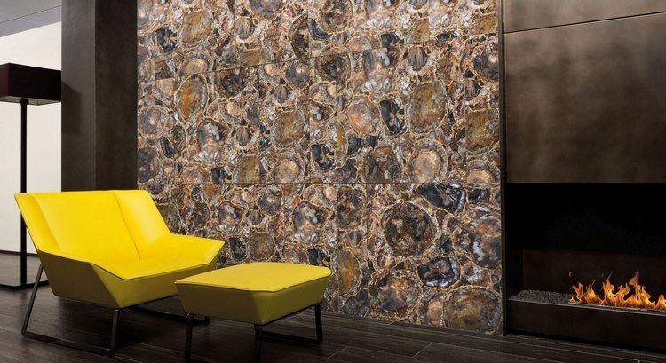 skamenené drevo ako obklad steny s kontrastným žltým nábytkom a krbom