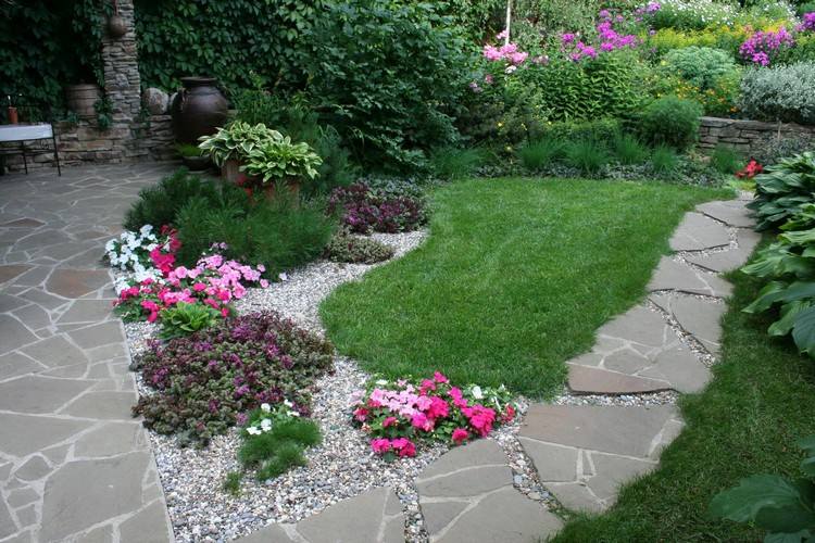 kamenný záhon prevedenie sivo-štrková-petúnia-purpurovo-kvitnúca-pôdopokryvná rastlina